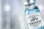 Small drug vial with HPV vaccineIndexador: Leigh PratherFonte: 292785437<!-- NICAID(15226537) -->