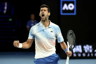Serbia's Novak Djokovic reacts on a point against Russia's Andrey Rublev during their men's singles quarter-final match on day ten of the Australian Open tennis tournament in Melbourne on January 25, 2023. (Photo by DAVID GRAY / AFP) / -- IMAGE RESTRICTED TO EDITORIAL USE - STRICTLY NO COMMERCIAL USE --Editoria: SPOLocal: MelbourneIndexador: DAVID GRAYSecao: tennisFonte: AFPFotógrafo: STR<!-- NICAID(15331079) -->