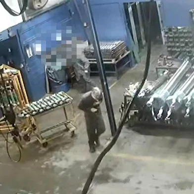Um possível desentendimento durante o expediente acabou em morte em uma empresa de São Leopoldo, no Vale do Sinos, na manhã desta segunda-feira (6). Por volta de 8h45min, um homem foi assassinado por supostamente tomar café fora do horário combinado.<!-- NICAID(15117152) -->