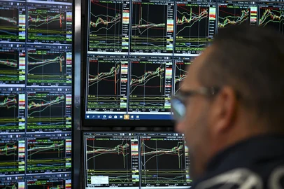 A trader works on the floor of the New York Stock Exchange (NYSE) at the opening bell on April 8, 2025, in New York City. Wall Street stocks surged higher early Tuesday as global markets rallied following deep losses in hopes of trade agreements that would remove US President Trump's heavy tariffs. All three major US indices were up more than three percent in early trading as Trump described an upbeat call with the head of South Korea while US Treasury Secretary Scott Bessent said Japan had sought quick negotiations. (Photo by ANGELA WEISS / AFP)Editoria: FINLocal: New YorkIndexador: ANGELA WEISSSecao: macro economicsFonte: AFPFotógrafo: STF<!-- NICAID(16012927) -->