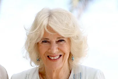 In this handout photograph released by Getty Images on October 26, 2024, Britain's King Charles III and Britain's Queen Camilla pose for a photograph during a visit to a beach in Apia, Samoa on October 25, 2024. (Photo by Chris Jackson / CHRIS JACKSON COLLECTION / AFP) / RESTRICTED TO EDITORIAL USE - MANDATORY CREDIT "AFP PHOTO / CHRIS JACKSON / GETTY IMAGES " - NO MARKETING - NO ADVERTISING CAMPAIGNS - NO DIGITAL ALTERATION ALLOWED  - DISTRIBUTED AS A SERVICE TO CLIENTS - NO ARCHIVE - NOT TO BE USED AFTER NOVEMBER 8, 2024 / <!-- NICAID(15907371) -->