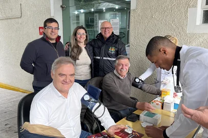 Prefeito Adiló Didomenico e Edson Néspolo acompanham mutirão da saúde<!-- NICAID(16059779) -->