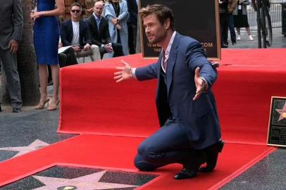 Chris Hemsworth inaugurou sua estrela na Calçada da Fama nesta quinta-feira (23).<!-- NICAID(15772327) -->