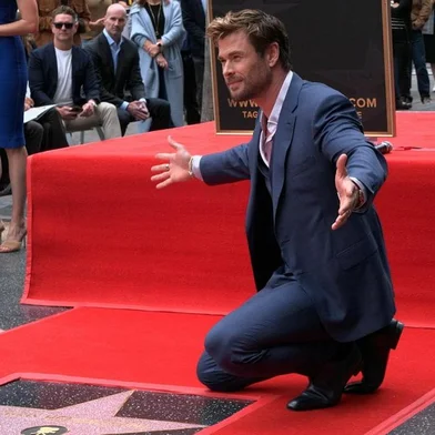 Chris Hemsworth inaugurou sua estrela na Calçada da Fama nesta quinta-feira (23).<!-- NICAID(15772327) -->