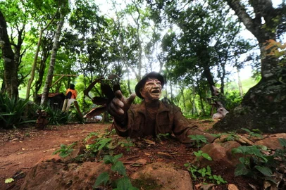 CANELA, RS, BRASIL, 13/10/2021. Fomos conhecer a Casa Hobbit e o Museu de Criaturas de Terror, dois atrativos turísticos vizinhos na Linha Chapadão, no interior de Canela. As esculturas são assinadas por dois irmãos caxienses, Luiz Rosa e Cléber Rosa. Luiz também construiu a casa, que futuramente deve virar uma pousada. (Porthus Junior/Agência RBS)<!-- NICAID(14914407) -->