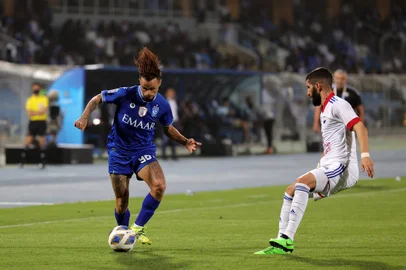 Hilal's forward Michael (L) runs with the ball during the AFC Champions League Group A match between Saudi's al-Hilal and UAE's Sharjah at Prince Faisal bin Fahd Stadium in Riyadh on April 8, 2022. (Photo by Fayez Nureldine / AFP)Editoria: SPOLocal: RiyadhIndexador: FAYEZ NURELDINESecao: soccerFonte: AFPFotógrafo: STF<!-- NICAID(15297864) -->