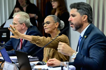 Comissão de Serviços de Infraestrutura (CI) recebe a ministra de Estado do Meio Ambiente e Mudança do Clima, para discutir com os senadores a possível criação de uma unidade de conservação marinha na Região Norte.Mesa:secretário-executivo do Conselho Nacional do Meio Ambiente (Conama), João Paulo Capobianco;ministra de Estado do Meio Ambiente e Mudança do Clima, Marina Silva;presidente da CI, senador Marcos Rogério (PL-RO).Foto: Geraldo Magela/Agência Senado<!-- NICAID(16046690) -->