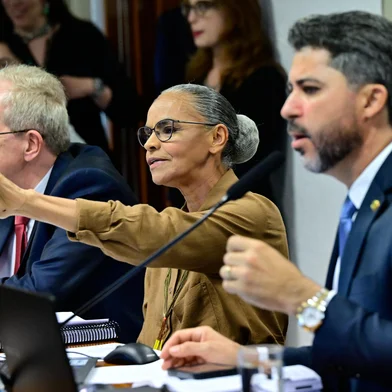 Comissão de Serviços de Infraestrutura (CI) recebe a ministra de Estado do Meio Ambiente e Mudança do Clima, para discutir com os senadores a possível criação de uma unidade de conservação marinha na Região Norte.Mesa:secretário-executivo do Conselho Nacional do Meio Ambiente (Conama), João Paulo Capobianco;ministra de Estado do Meio Ambiente e Mudança do Clima, Marina Silva;presidente da CI, senador Marcos Rogério (PL-RO).Foto: Geraldo Magela/Agência Senado<!-- NICAID(16046690) -->