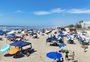 Com calor e mar subindo, veranistas lotam beira da praia em Capão da Canoa