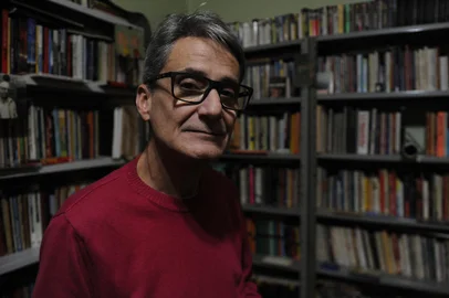 CAXIAS DO SUL, RS, BRASIL, 25/05/2020 - O escritor e poeta Dinarte Albuquerque Filho é Patrono da feira do livro de Caxias do Sul. (Marcelo Casagrande/Agência RBS)<!-- NICAID(14531363) -->