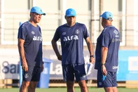 Gustavo Quinteros e comissão técnica em treino do Grêmio<!-- NICAID(15988240) -->