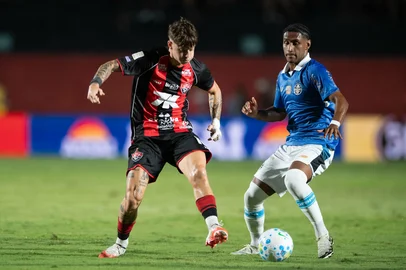 BRASILEIRO A 2026, VITORIA X GREMIOBA - BRASILEIRO A 2026, VITORIA X GRÊMIO - ESPORTES - BA - SALVADOR - 07/09/2026 - BRASILEIRO A 2026, VITORIA X GRÊMIO - Tarzia jogador do Vitoria disputa lance com Tetê jogador do Grêmio durante partida no estádio Barradão pelo campeonato Brasileiro A 2026. 07/09/2026 - Foto: JHONY PINHO/AGIF - AGÊNCIA DE FOTOGRAFIA/AGIF - AGÊNCIA DE FOTOGRAFIA/ESTADÃO CONTEÚDOEditoria: ESPORTESLocal: SALVADORIndexador: JHONY PINHOFotógrafo: AGIF - AGÊNCIA DE FOTOGRAFIA<!-- NICAID(16361048) -->