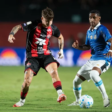 BRASILEIRO A 2026, VITORIA X GREMIOBA - BRASILEIRO A 2026, VITORIA X GRÊMIO - ESPORTES - BA - SALVADOR - 07/09/2026 - BRASILEIRO A 2026, VITORIA X GRÊMIO - Tarzia jogador do Vitoria disputa lance com Tetê jogador do Grêmio durante partida no estádio Barradão pelo campeonato Brasileiro A 2026. 07/09/2026 - Foto: JHONY PINHO/AGIF - AGÊNCIA DE FOTOGRAFIA/AGIF - AGÊNCIA DE FOTOGRAFIA/ESTADÃO CONTEÚDOEditoria: ESPORTESLocal: SALVADORIndexador: JHONY PINHOFotógrafo: AGIF - AGÊNCIA DE FOTOGRAFIA<!-- NICAID(16361048) -->