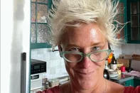 A chef Anne Burrell, conhecida por sua participação em programas culinários, como o reality A Batalha dos Piores Cozinheiros (disponível no Prime Video), morreu aos 55 anos, na terça-feira (17), em Nova York. A causa da morte ainda não foi divulgada.<!-- NICAID(16062747) -->