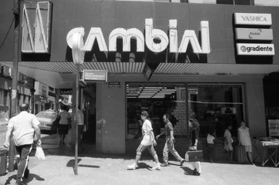 Loja A Cambial, localizada na esquina da Avenida Borges de Medeiros, com a Rua Riachuelo, Centro Histórico, em 1989.-#ENVELOPE: 86699<!-- NICAID(16301375) -->