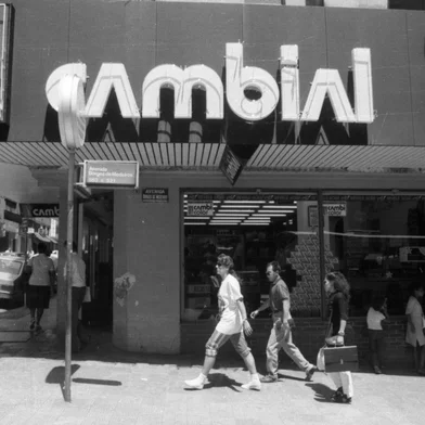 Loja A Cambial, localizada na esquina da Avenida Borges de Medeiros, com a Rua Riachuelo, Centro Histórico, em 1989.-#ENVELOPE: 86699<!-- NICAID(16301375) -->