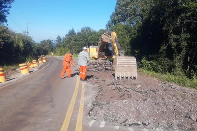 Equipes do Departamento Autônomo de Estradas de Rodagem (Daer) começaram ontem os reparos da RS-826, entre Farroupilha e Alto Feliz. Essa é uma das rodovias que sofreram danos com a grande quantidade de chuva que atingiu a Serra durante a passagem de um ciclone extratropical no Estado, há 20 dias.<!-- NICAID(15475542) -->