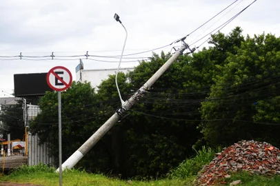 Poste derrubado em Gravataí<!-- NICAID(15653464) -->