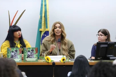 Erika Hilton é eleita presidente da Comissão dos Direitos da Mulher<!-- NICAID(16243325) -->