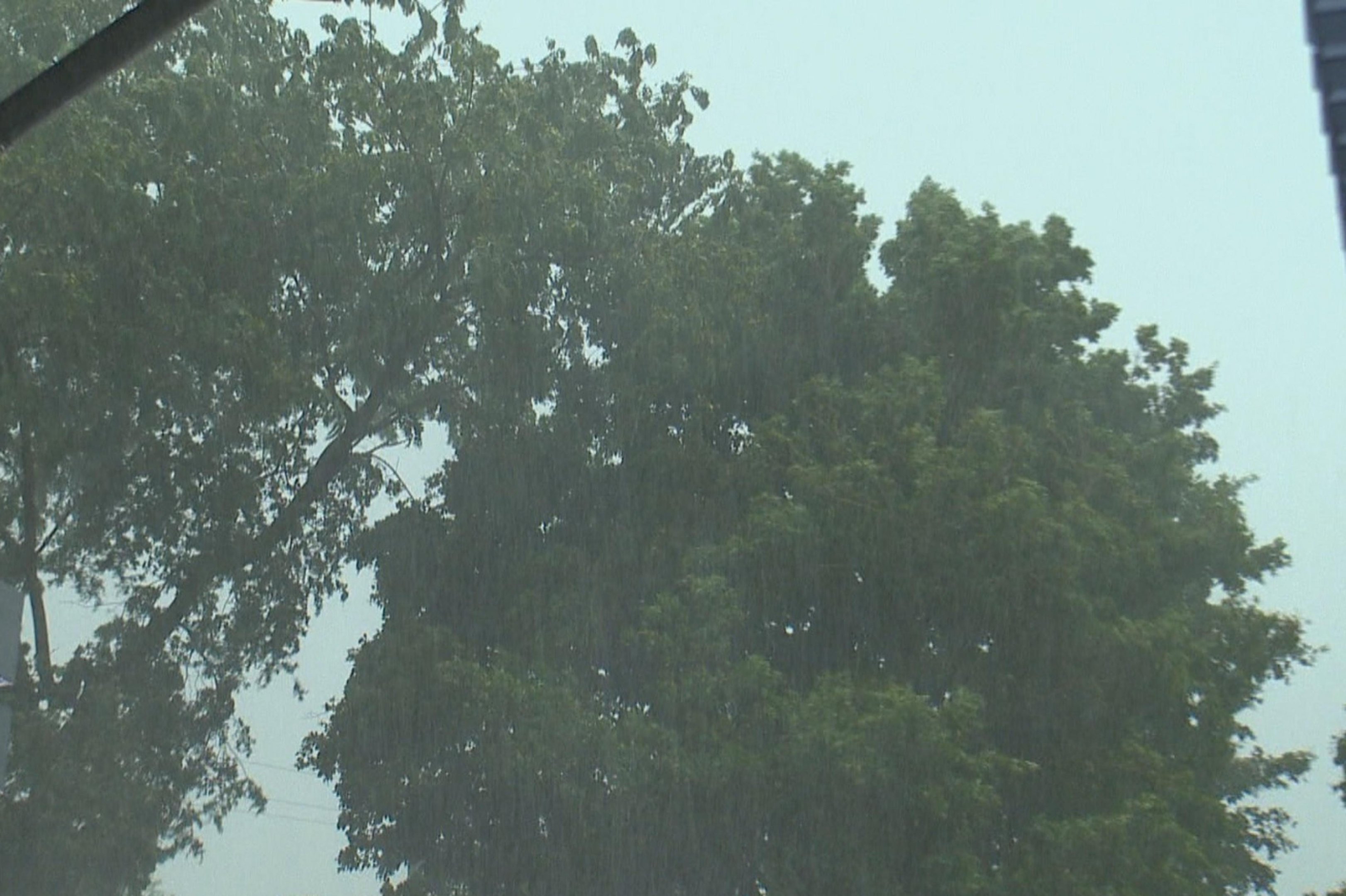 Chuva causa destelhamentos e queda de granizo em cidades do centro do Estado