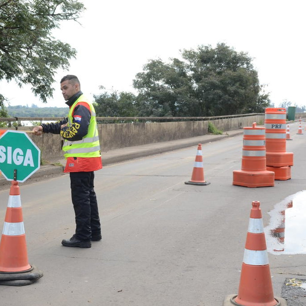 Tráfego de veículos pesados é liberado na ponte que liga o Brasil à Argentina; trânsito segue na modalidade pare e siga | GZH