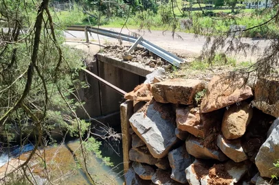 A prefeitura de Caxias do Sul lançou nesta segunda-feira (30) três novas licitações para obras no interior do município, no valor superior a R$ 2,1 milhões. As intervenções abrangem as localidades de Vila Cristina, Primeiro Distrito, Fazenda Souza e Santa Lúcia do Piaí.<!-- NICAID(16070454) -->