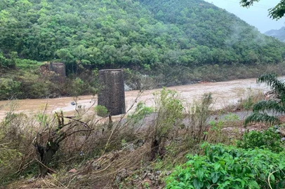 Reconstruções, união e algumas incertezas marcam o primeiro mês após a queda da ponte metálica de Nova Roma do Sul<!-- NICAID(15559350) -->