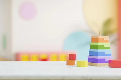 A presentation space on a table features colorful kid's toys in a kid's playroom or nursery.Conceito de mesa de jogos infantis - Foto: bongkarn/stock.adobe.comFonte: 751260723<!-- NICAID(15911732) -->