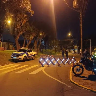Uma motocicleta com mais de R$ 8 mil em multas foi abordada durante a Operação Happy Hour, realizada na noite desta terça-feira (23) em Caxias do Sul pela Fiscalização de Trânsito e Guarda Municipal. A operação ocorreu entre 21h07min e 23h20min, na Rua Ludovico Cavinatto, no bairro Santa Catarina. <!-- NICAID(15821275) -->
