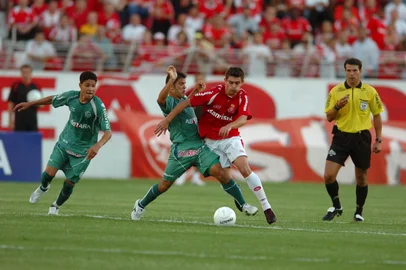 ***  Inter x Juventude  ***Campeonato Gaúcho 2008Estádio Beira-RioInter x JuventudeAlex (C) tenta se livrar da marcação dos jogadores do juventude, observado pelo árbitro Leonardo Gaciba.<!-- NICAID(338891) -->
