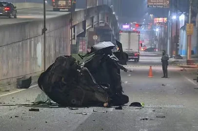 Um acidente deixou três mortos e dois feridos na madrugada desta quarta-feira (13) em São Leopoldo, no Vale do Sinos. O trânsito é lento na região do acidente, pouco antes do viaduto João Correia, uma vez que apenas uma faixa está liberada.<!-- NICAID(16100414) -->
