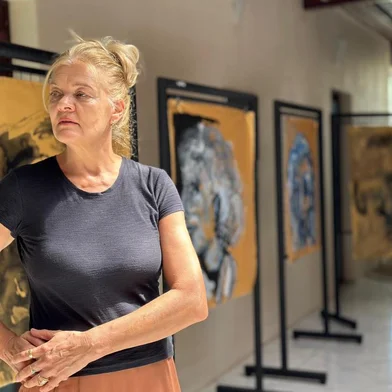 Tere Finger apresenta um novo recorte de sua obra, "A Arte de Ser Mulher", a partir de segunda-feira, 10 de março, às 19h30min, no Solar Dalva Maitelli Belló, na Câmara de Vereadores de Flores da Cunha.<!-- NICAID(15990695) -->