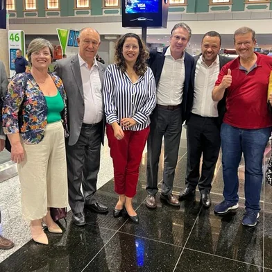 Comitiva da Universidade Federal da Serra Gaúcha em Brasília encontrou-se com ministro da Educação, Camilo Santana, no aeroporto. Na foto, assessor Roberto Nascimento, presidente do Sindiserv Silvana Piroli, deputado estadual Pepe Vargas (PT), deputada federal Denise Pessôa (PT), minsitro da educação Camilo Santana, vereadores de Caxias do Sul Lucas Caregnato, deputado federal Alexandre Lindenmeyer (PT-RS) e a deputada estadual Sofia Cavedon (PT)<!-- NICAID(15635861) -->