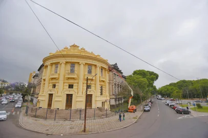 Porto Alegre, RS, Brasil, 09/11/2022 - Tradicional prédio de medicina da UFRGS é pintado de amarelo - Foto: Lauro Alves/Agência RBS<!-- NICAID(15259454) -->