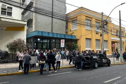 Mobilização de servidores em frente ao HPS de Canoas.