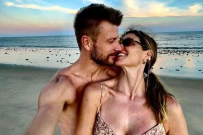 Rodrigo Hilbert e Fernanda Lima em selfie. Apresentadora postou homenagem ao aniversário do marido e dos filhos nas redes.<!-- NICAID(15742014) -->