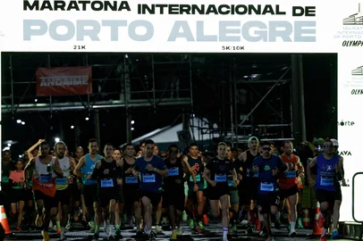 PORTO ALEGRE, RS, BRASIL, 30-05-2026: Corredores na largada para a meia-maratona na 41ª Maratona Internacional de Porto Alegre. Foto: Mateus Bruxel/Agência RBS<!-- NICAID(16296648) -->