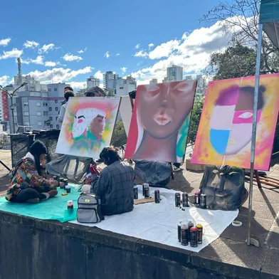 A Diretoria de Museus e Memória da Secretaria da Cultura (SMC) e o Estúdio Santa Lata realizam a exposição Imigraffits, que será realizada no Espaço Cultural Antônio Caringi, dentro do Monumento Nacional ao Imigrante, de 05 de outubro a 03 de novembro, das 10h às 16h.A exposição que  tem início às 14h do dia 05 de outubro  é o resultado da  ação de grafitagem tendo como  temática “Diversidade Imigratória”, que aconteceu em junho,  com a curadoria de Andrigo Martins.    <!-- NICAID(15881746) -->