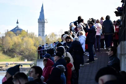 People watch a concert on the occasion of the 80th anniversary of the Soviet Union's victory over Nazi Germany in World War Two (WWII), staged in front of the Russian Fortress of Ivangorod, as they stand on the opposite bank of the Narva River in Narva on May 9, 2025. Russia threw on May 9, 2025 a Victory Day concert facing the Estonian border town of Narva, an overwhelmingly Russian-speaking community that has become a focal point in tensions with the West. (Photo by STRINGER / AFP)<!-- NICAID(16034297) -->