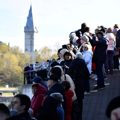 People watch a concert on the occasion of the 80th anniversary of the Soviet Union's victory over Nazi Germany in World War Two (WWII), staged in front of the Russian Fortress of Ivangorod, as they stand on the opposite bank of the Narva River in Narva on May 9, 2025. Russia threw on May 9, 2025 a Victory Day concert facing the Estonian border town of Narva, an overwhelmingly Russian-speaking community that has become a focal point in tensions with the West. (Photo by STRINGER / AFP)<!-- NICAID(16034297) -->