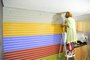 Maysa Bonissoni redecora parede de cozinha com telhas coloridas para Donna<!-- NICAID(15190759) -->