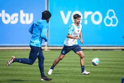 RS - FUTEBOL/ TREINO GREMIO 2024 - ESPORTES - Jogadores do Gremio realizam treino técnico durante a manha desta sexta-feira, no CT Luiz Carvalho, na preparação para a partida valida pelo Campeonato Brasileiro 2024. FOTO: LUCAS UEBEL/GREMIO FBPANa foto: Rodrigo Caio<!-- NICAID(15854719) -->