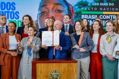 Ricardo Stuckert / Presidência da República Lula aprova três novos projetos de lei para proteção das mulheres<!-- NICAID(16289309) -->