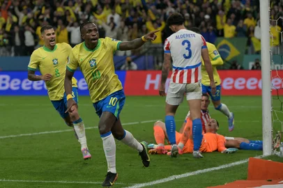 Brazil's forward #10 Vinicius Jr celebrates scoring his team's first goal during the 2026 FIFA World Cup South American qualifiers football match between Brazil and Paraguay at the Neo Quimica Arena in Sao Paulo, Brazil, on June 10, 2025. (Photo by NELSON ALMEIDA / AFP)Editoria: SPOLocal: Sao PauloIndexador: NELSON ALMEIDASecao: soccerFonte: AFPFotógrafo: STF<!-- NICAID(16057009) -->