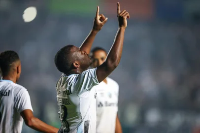 Gremio x OperarioFUTEBOL/CAMPEONATO BRASILEIRO 2022 /GREMIO X OPERARIO - ESPORTES - Lance da partida entre Gremio e Operario-PR disputada na noite desta quarta-feira, no Estadio Germano Kruger, em Ponta Grossa, em partida valida pela Campeonato Brasileiro 2022. FOTO: LUCAS UEBEL/GREMIO FBPAEditoria: SPOLocal: Ponta GrossaIndexador: Lucas UebelSecao: futebolFonte: Gremio.netFotógrafo: Gremio x Operario<!-- NICAID(15080233) -->