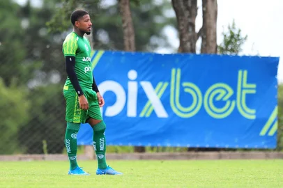 CAXIAS DO SUL, RS, BRASIL, 27/12/2022. Treino do Juventude no Centro de Formação de Atletas e Cidadãos (CFAC). O Juventude se prepara para a estreia do Campeonato Gaúcho 2023. Na foto, lateral esquerdo Guilherme Guedes. (Porthus Junior/Agência RBS)                   <!-- NICAID(15306044) -->