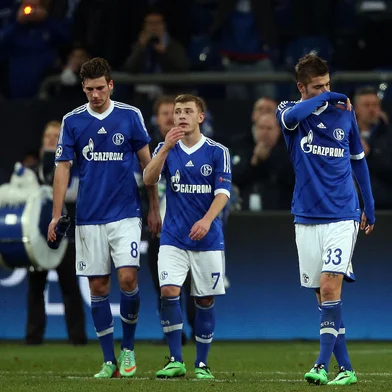 463412257(L-R) Schalke's goalkeeper Ralf Faehrmann, midfielder Leon Goretzka, midfielder Max Meyer and defender Benedikt Hoewedes leave the pitch after the first-leg round of 16 UEFA Champions League football match Schalke 04 vs real Madrid in Gelsenkirchen, western Germany on February 26, 2014. Real Madris won 6-1. AFP PHOTO / RONNY HARTMANN (Photo by RONNY HARTMANN / AFP)Editoria: SPOLocal: GelsenkirchenIndexador: RONNY HARTMANNSecao: soccerFonte: AFP<!-- NICAID(15667714) -->