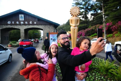 GRAMADO, RS, BRASIL, 18/08/2022. Expectativa de neve e temperaturas baixas atraem turistas a Gramado. Na foto o casal Sarah Parro e Petersonn Parro com as filhas Luna (de touca) e Bella. (Porthus Junior/Agência RBS)<!-- NICAID(15179936) -->