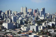 CAXIAS DO SUL, RS, BRASIL, 15/06/2022. Vista da cidade de Caxias do Sul a partir do mirante nos pavilhões da festa da uva, para ilustrar a crônica de João Pulita. As imagens fazem parte do conjunto de pautas "visões sobre a cidade", em comemoração ao aniversário de 132 de Caxias do Sul. (Bruno Todeschini/Agência RBS)<!-- NICAID(15124697) -->