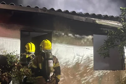 VALE DO TAQUARI - corpo é encontrado dentro de casa incendiada em Taquari. <!-- NICAID(15877522) -->